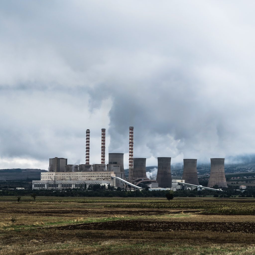 Opinion article by Nikos Mantzaris regarding the ministerial decision to grant derogations to lignite plants which allow them to emit above legal limits and operate beyond the official retirement timeline.